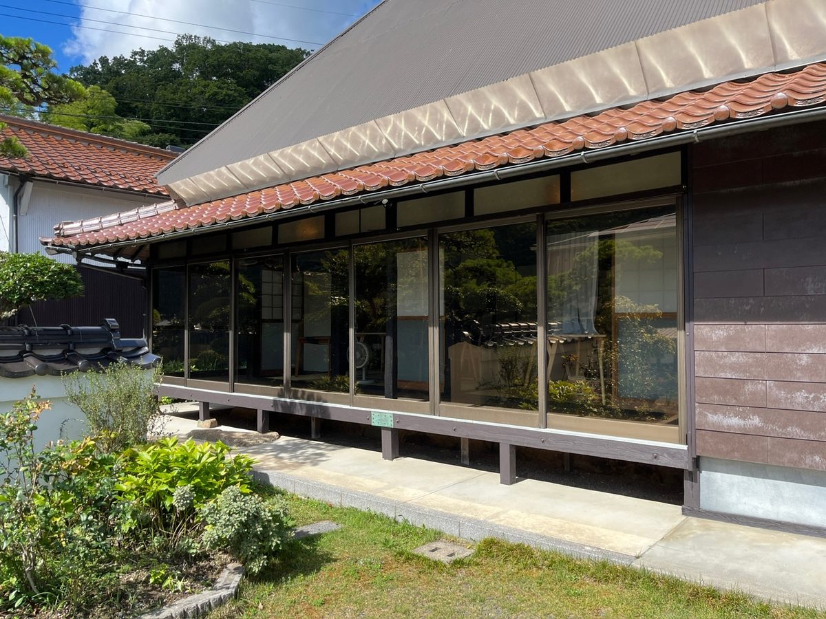 遮熱断熱フィルム施工後の古民家カフェの縁側の窓