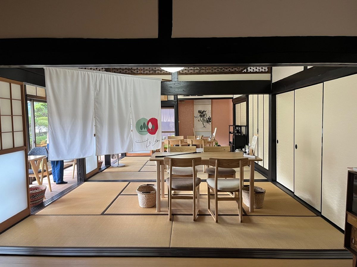 古民家カフェの店内・畳と大きな窓のある空間