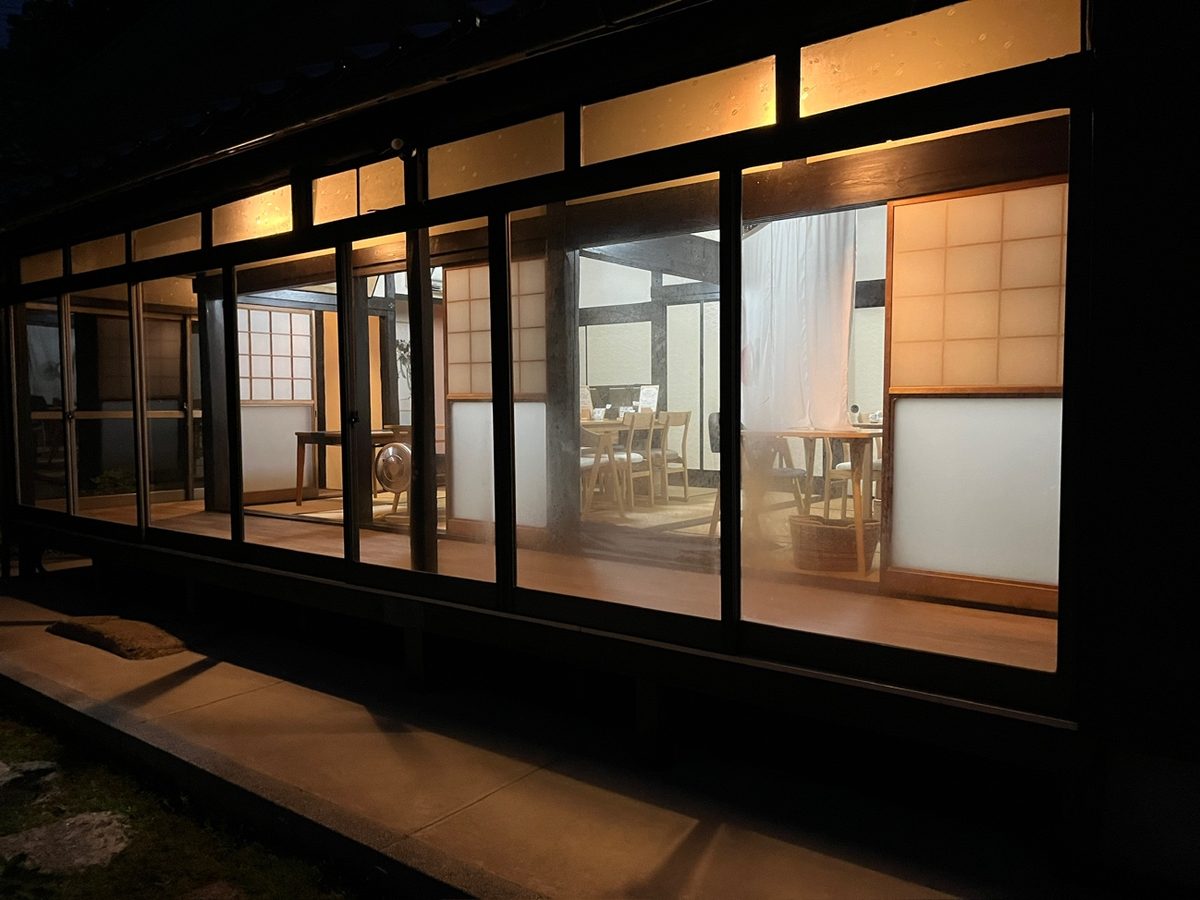 古民家をリノベーションしたカフェの窓・施工前の外観