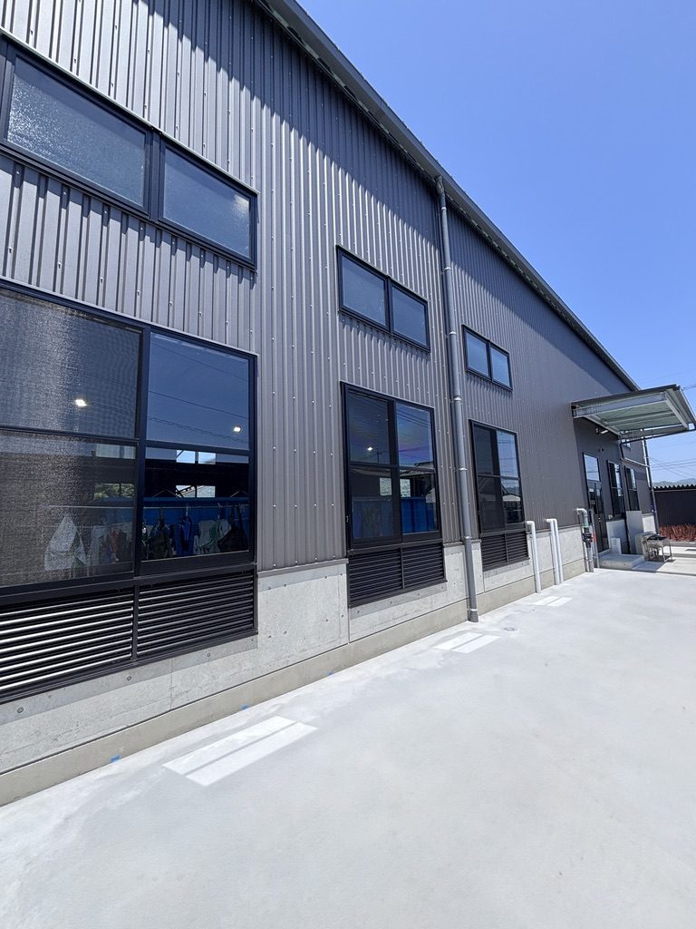 防虫フィルム施工後の工場の窓
