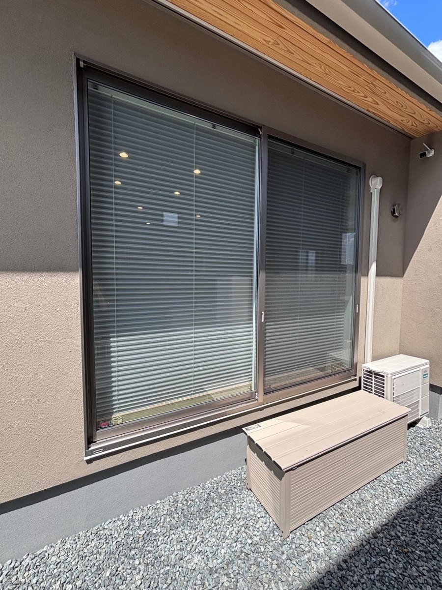 広島県内の住宅でリビングを中心とした1階の窓に防犯フィルムを施工した事例