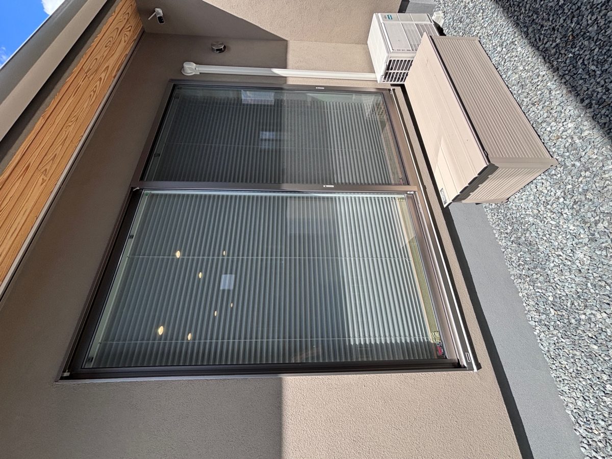 広島県内の住宅でリビングを中心とした1階の窓に防犯フィルムを施工した事例